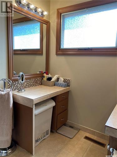 537 1St Street, Estevan, SK - Indoor Photo Showing Bathroom