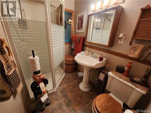 696 Victoria Street, Edmundston, NB - Indoor Photo Showing Bathroom