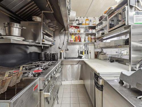 Restaurant - 186 Rue Ste-Marie, Terrebonne (Terrebonne), QC - Indoor Photo Showing Kitchen