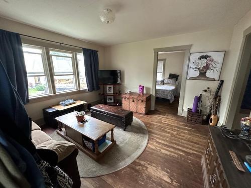 411 Latimer Street, Nelson, BC - Indoor Photo Showing Living Room