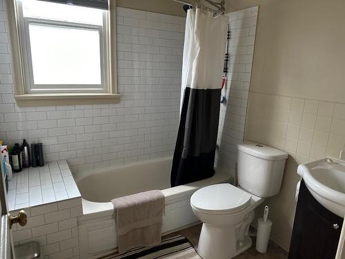 411 Latimer Street, Nelson, BC - Indoor Photo Showing Bathroom