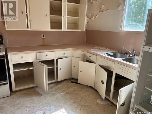 413 2Nd Avenue E, Assiniboia, SK - Indoor Photo Showing Kitchen With Double Sink