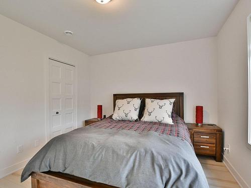 Master bedroom - 725  - 735 Rue Émond, Mont-Tremblant, QC - Indoor Photo Showing Bedroom