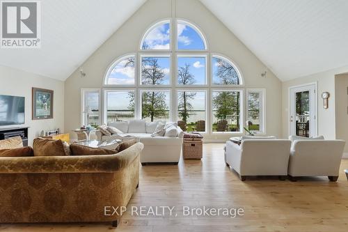 328 Bear Rd, Georgina Islands, ON - Indoor Photo Showing Living Room