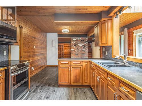 3586 Elliott Road, West Kelowna, BC - Indoor Photo Showing Kitchen With Double Sink