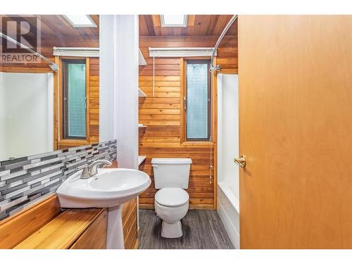 3586 Elliott Road, West Kelowna, BC - Indoor Photo Showing Bathroom