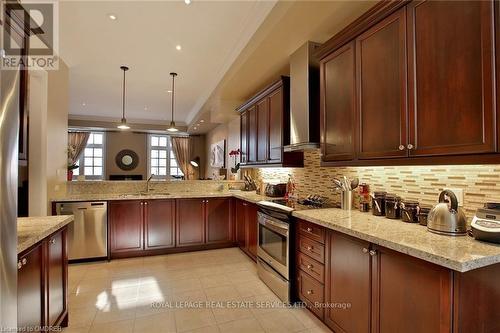 #13 -120 Bronte Rd, Oakville, ON - Indoor Photo Showing Kitchen With Upgraded Kitchen