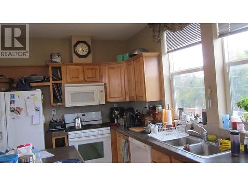 2616 North Bonaparte Road, 70 Mile House, BC - Indoor Photo Showing Kitchen With Double Sink