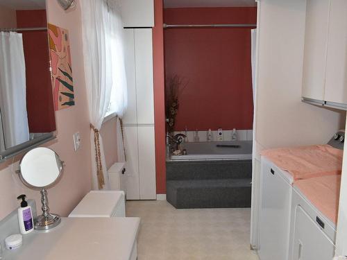 Logement - 96Z Rue Principale, Saint-Guillaume, QC - Indoor Photo Showing Laundry Room