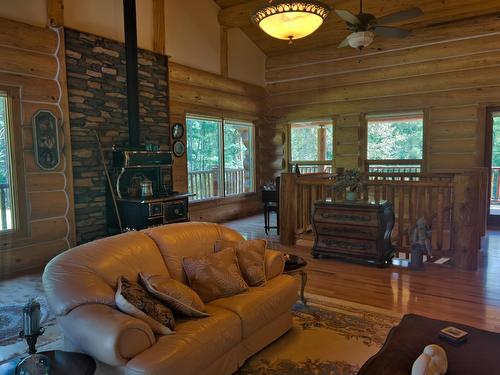 3775 Sylvester Road, Creston, BC - Indoor Photo Showing Living Room