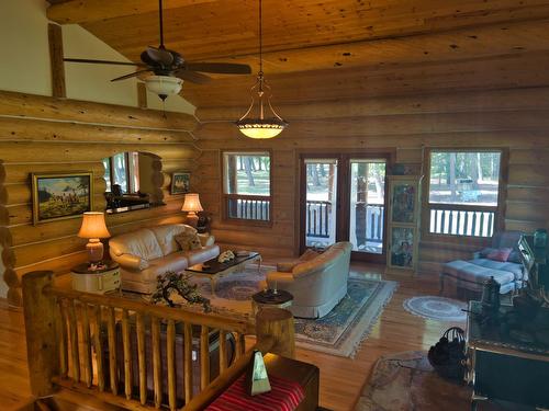 3775 Sylvester Road, Creston, BC - Indoor Photo Showing Living Room