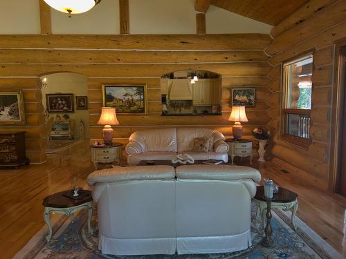 3775 Sylvester Road, Creston, BC - Indoor Photo Showing Living Room