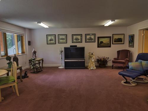 3775 Sylvester Road, Creston, BC - Indoor Photo Showing Living Room