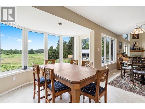 1711 Davies Road, Sorrento, BC - Indoor Photo Showing Dining Room