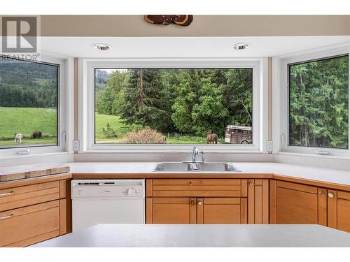 1711 Davies Road, Sorrento, BC - Indoor Photo Showing Kitchen With Double Sink