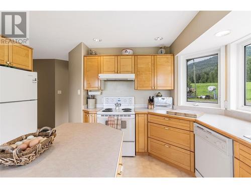1711 Davies Road, Sorrento, BC - Indoor Photo Showing Kitchen