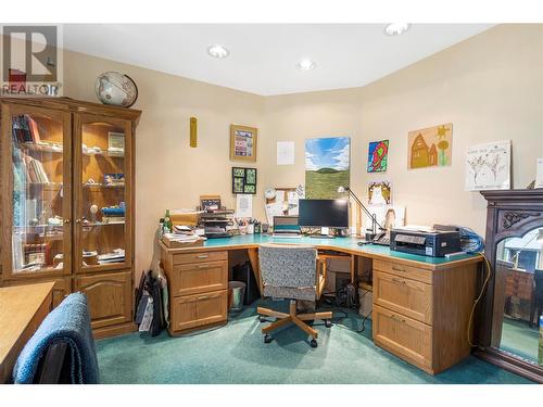 1711 Davies Road, Sorrento, BC - Indoor Photo Showing Office