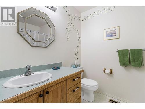 1711 Davies Road, Sorrento, BC - Indoor Photo Showing Bathroom