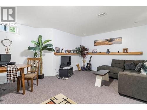 1711 Davies Road, Sorrento, BC - Indoor Photo Showing Living Room