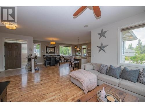 2040 Skyview Crescent, Lumby, BC - Indoor Photo Showing Living Room