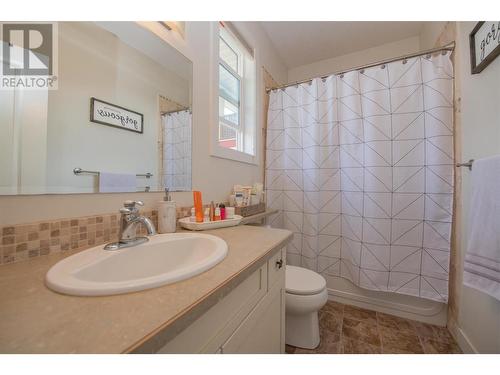 2040 Skyview Crescent, Lumby, BC - Indoor Photo Showing Bathroom