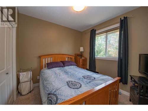 2040 Skyview Crescent, Lumby, BC - Indoor Photo Showing Bedroom