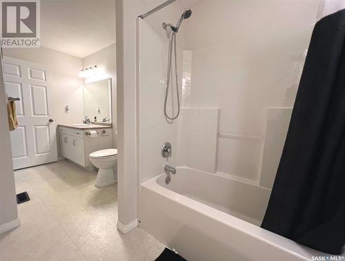 1803 Chaplin Street E, Swift Current, SK - Indoor Photo Showing Bathroom