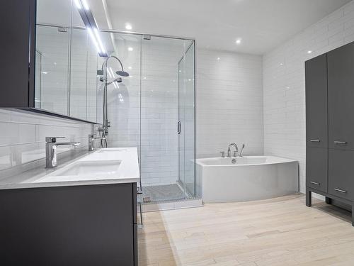 Salle de bains attenante Ã  la CCP - 103-265 Av. Du Mont-Royal O., Montréal (Le Plateau-Mont-Royal), QC - Indoor Photo Showing Bathroom
