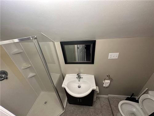 4 Ward Avenue, Hamilton, ON - Indoor Photo Showing Bathroom