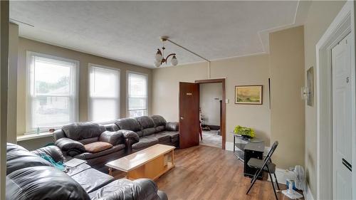 4 Ward Avenue, Hamilton, ON - Indoor Photo Showing Living Room