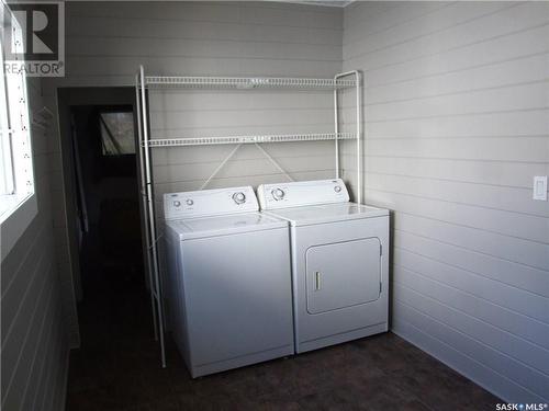 118 2Nd Street W, Leader, SK - Indoor Photo Showing Laundry Room