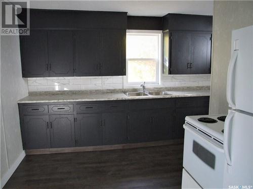 118 2Nd Street W, Leader, SK - Indoor Photo Showing Kitchen With Double Sink