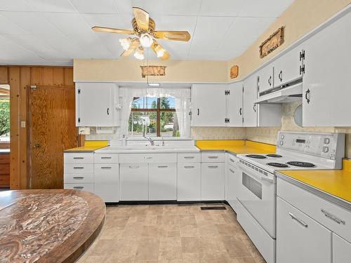 1298 Arden Rd, Courtenay, BC - Indoor Photo Showing Kitchen