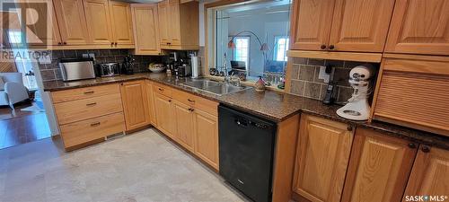 425 6Th Avenue E, Unity, SK - Indoor Photo Showing Kitchen With Double Sink