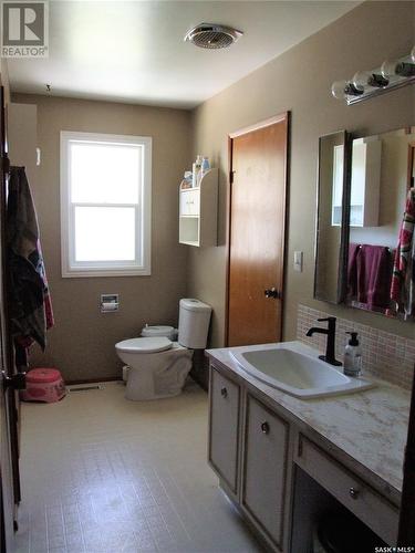 306 3Rd Avenue W, Leader, SK - Indoor Photo Showing Bathroom