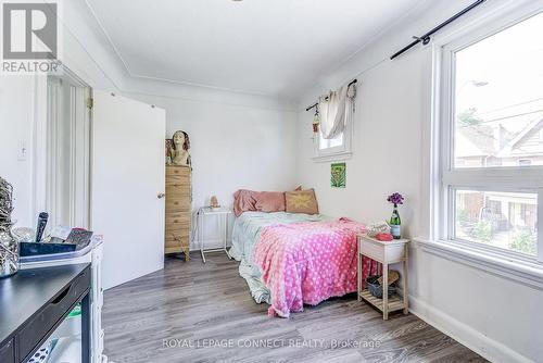 60 Fairleigh Ave N, Hamilton, ON - Indoor Photo Showing Bedroom
