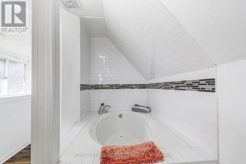 60 Fairleigh Ave N, Hamilton, ON - Indoor Photo Showing Bathroom