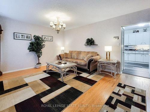 56 Luscombe St, Hamilton, ON - Indoor Photo Showing Living Room