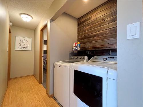 526 Third Avenue, Reston, MB - Indoor Photo Showing Laundry Room