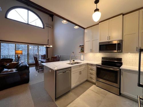 Cuisine - 4-122 Ch. Des Quatre-Sommets, Mont-Tremblant, QC - Indoor Photo Showing Kitchen With Double Sink