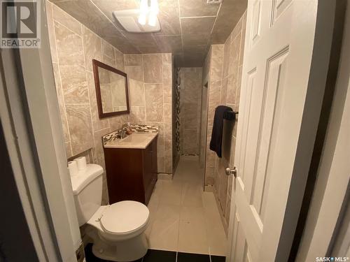 504 Highfield Crescent, Weyburn, SK - Indoor Photo Showing Bathroom
