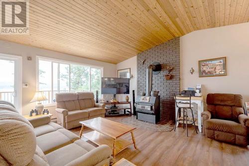 4803 Lakeview Road, Lac La Hache, BC - Indoor Photo Showing Living Room