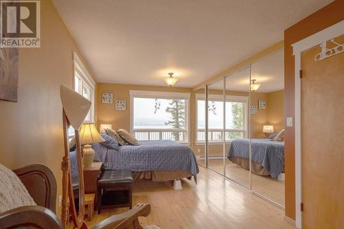 4803 Lakeview Road, Lac La Hache, BC - Indoor Photo Showing Bedroom