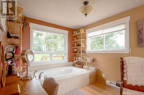 4803 Lakeview Road, Lac La Hache, BC - Indoor Photo Showing Bathroom
