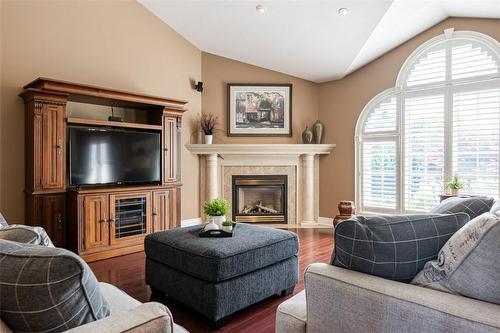 3 Comfort Court, Pelham, ON - Indoor Photo Showing Living Room With Fireplace