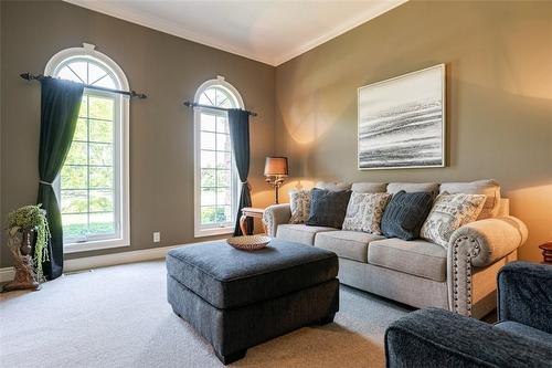 3 Comfort Court, Pelham, ON - Indoor Photo Showing Living Room