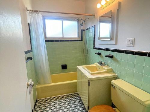 Salle de bains - 1427 Rue Muir, Montréal (Saint-Laurent), QC - Indoor Photo Showing Bathroom