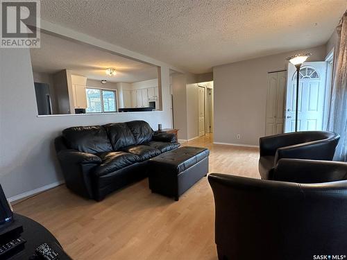 32 Metheral Bay, Weyburn, SK - Indoor Photo Showing Living Room