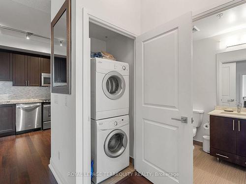 1002-75 North Park Rd, Vaughan, ON - Indoor Photo Showing Laundry Room