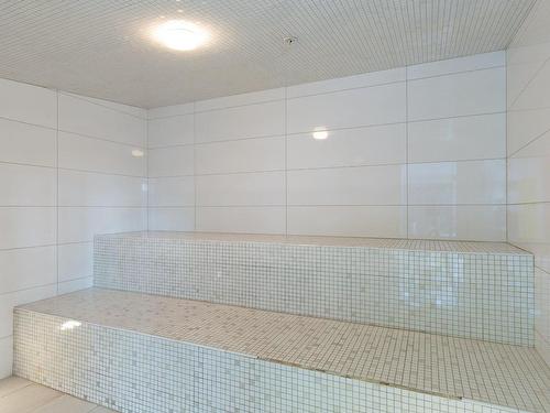 Spa - 701-1414 Rue Chomedey, Montréal (Ville-Marie), QC - Indoor Photo Showing Bathroom